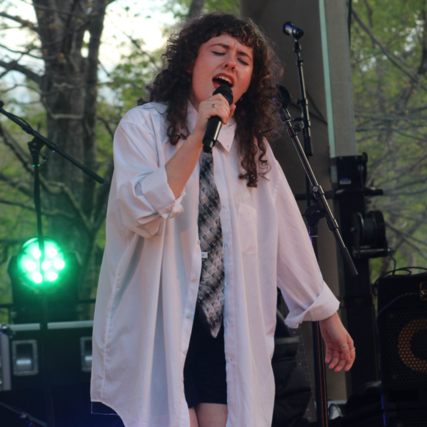 Amelia Smith (Normal People) passionately singing